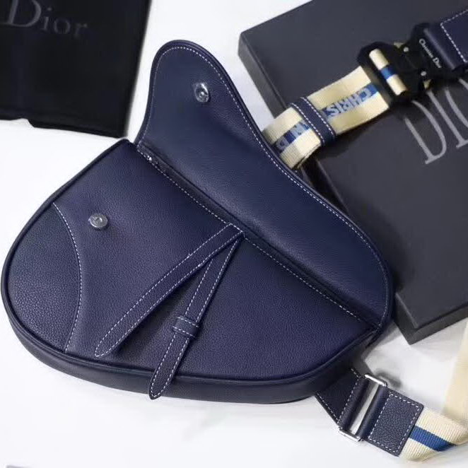 【原版皮】迪奥/Dior 马鞍包,选用颗粒纹小牛皮裁制而成,饰有Christian Dior带扣细节,彰显出自由与独特个性,看起来帅气又低调