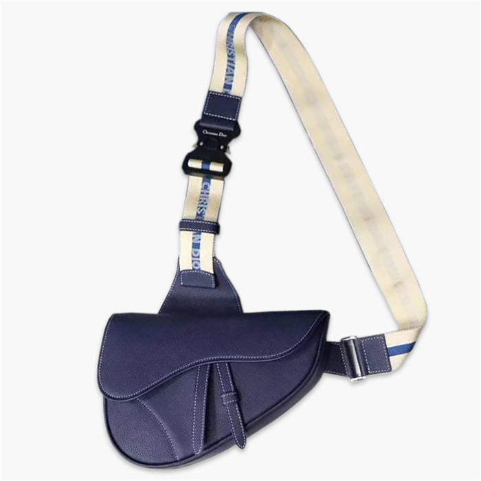 【原版皮】迪奥/Dior 马鞍包,选用颗粒纹小牛皮裁制而成,饰有Christian Dior带扣细节,彰显出自由与独特个性,看起来帅气又低调