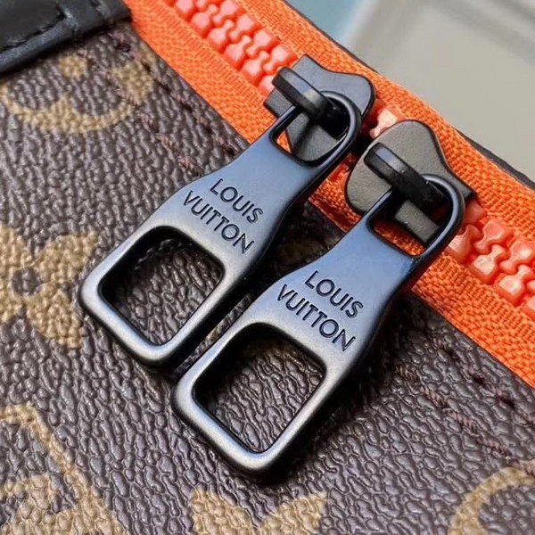 【原版皮】路易威登/LV nano Keeoall 枕头包,以Monogram帆布为袋身,装饰了公仔图案,男女都可以背额款,酷酷帅帅的,款号:M45652