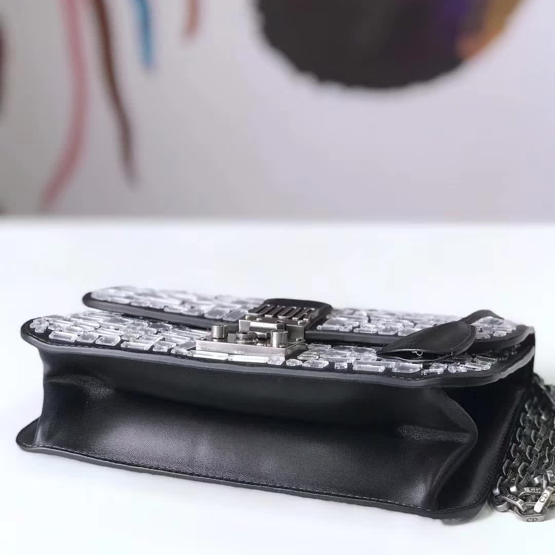 【原版皮】迪奥/Dior 链条包,选用小牛皮裁制而成,饰以不规则珠片,很有年代感,搭配链条肩带,真是perfect