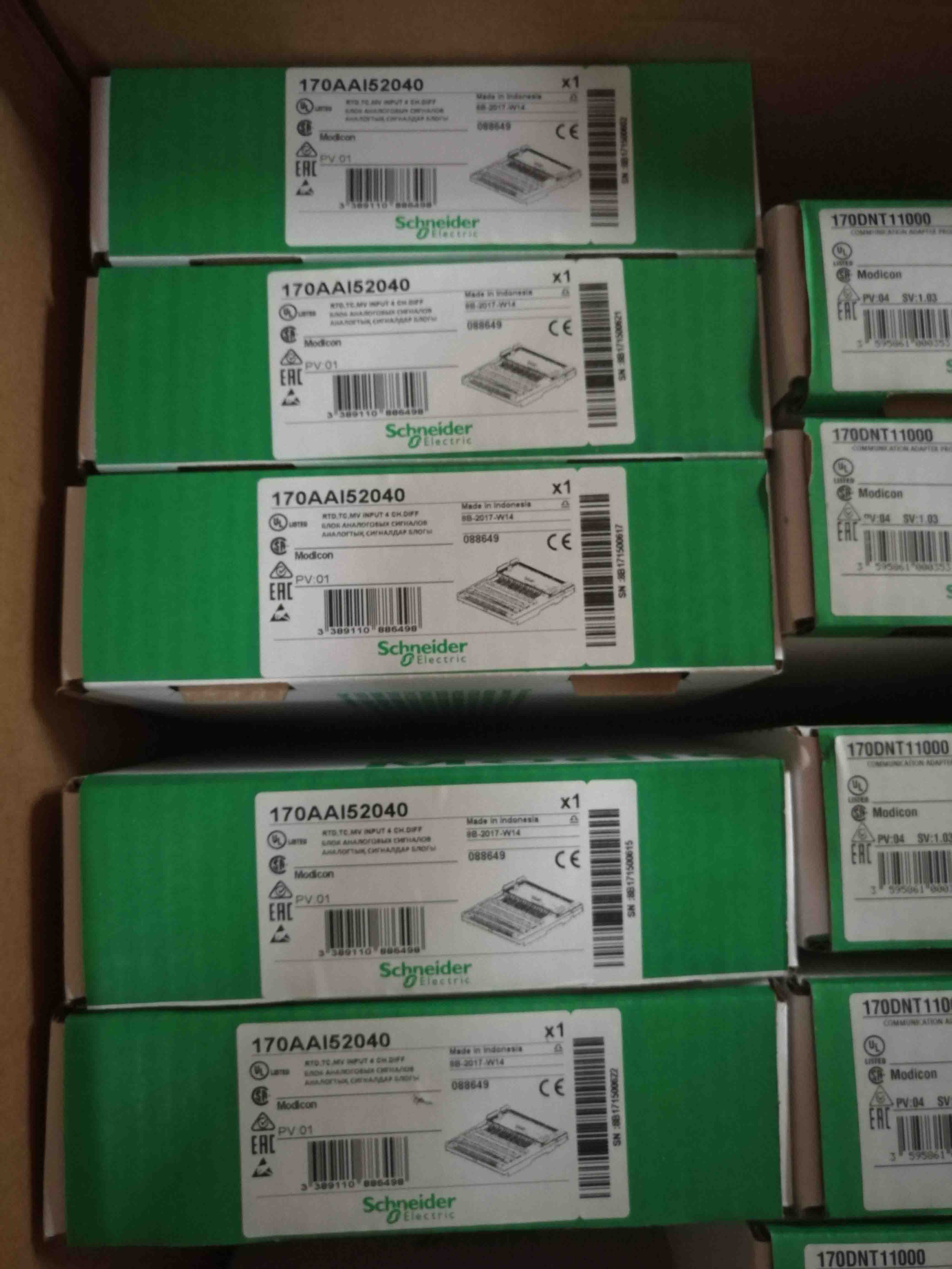 170AAI52040 Schneider Momentum Original Factory Sealed New