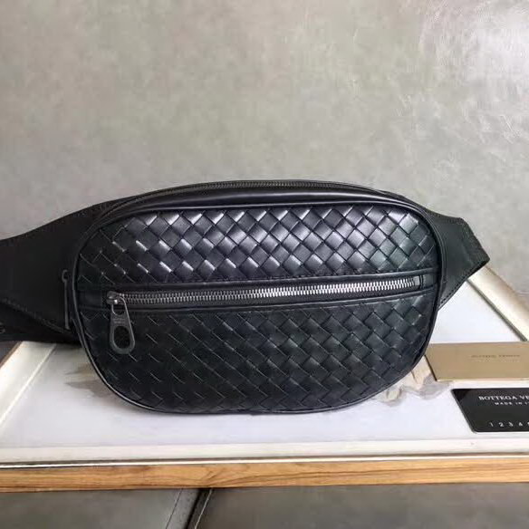 【原版皮】葆蝶家/Bottega Veneta 胸包,经典爆款,选用高光胎牛皮裁制而成,搭配哑锖色五金,所有材料都精挑细选