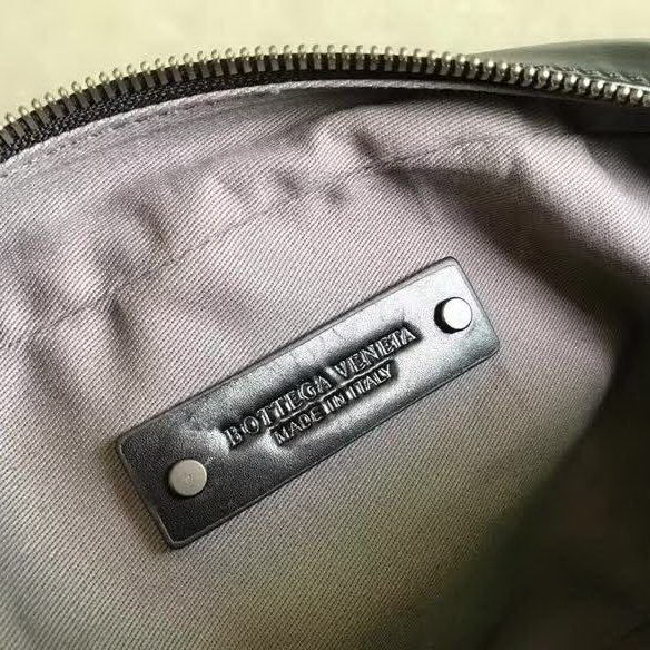 【原版皮】葆蝶家/Bottega Veneta 胸包,经典爆款,选用高光胎牛皮裁制而成,搭配哑锖色五金,所有材料都精挑细选