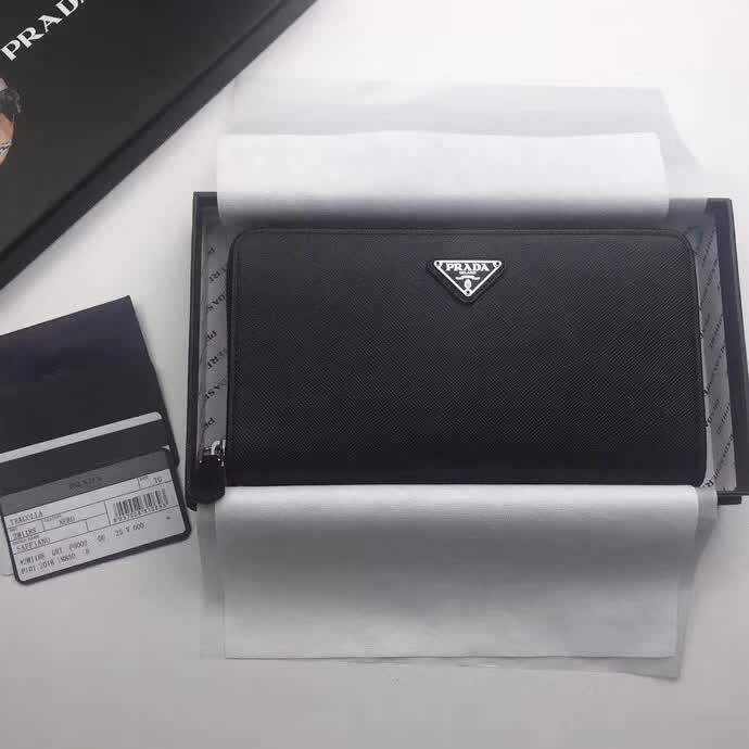 【原版皮】普拉达/Prada 拉链钱夹,选用十字纹小牛皮裁制而成,正面点缀三角唛徽标,经典之作,简单时尚,款号:1M1188