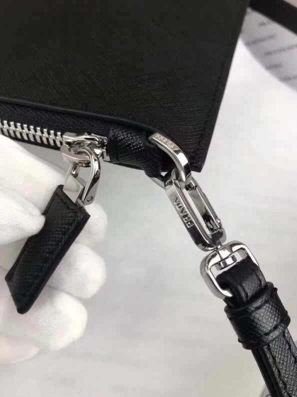 【原版皮】普拉达/Prada 男士手包,选用十字纹小牛皮裁制而成,正面点缀品牌三角徽标,款号:2NG005