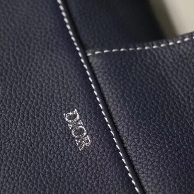 【原版皮】迪奥/Dior 马鞍包,选用颗粒纹小牛皮裁制而成,饰有Christian Dior带扣细节,彰显出自由与独特个性,看起来帅气又低调