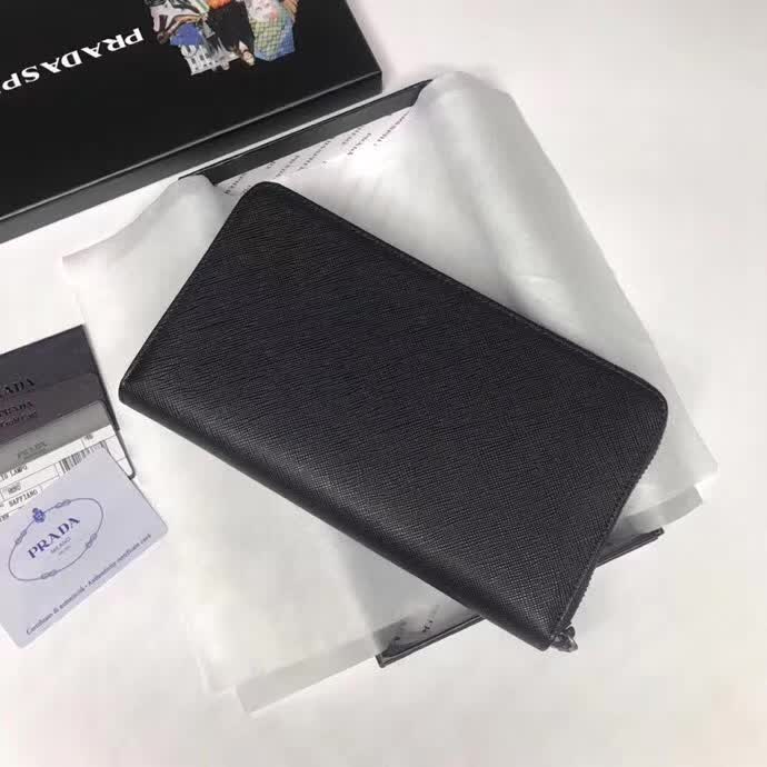 【原版皮】普拉达/Prada 拉链钱夹,选用十字纹小牛皮裁制而成,边角点缀三角散字徽标,经典之作,简单时尚,款号:2ML188