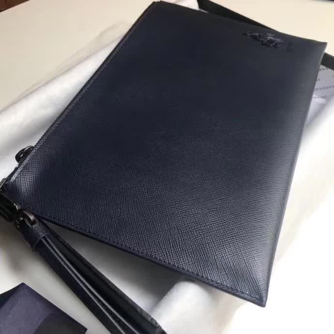 【原版皮】普拉达/Prada 男士手包,选用十字纹小牛皮裁制而成,边角点缀同色小公仔徽标,尽显高档时尚,低调而又奢华,款号:2NG005