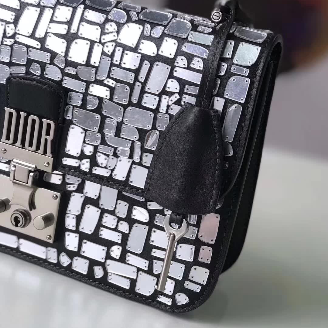 【原版皮】迪奥/Dior 链条包,选用小牛皮裁制而成,饰以不规则珠片,很有年代感,搭配链条肩带,真是perfect
