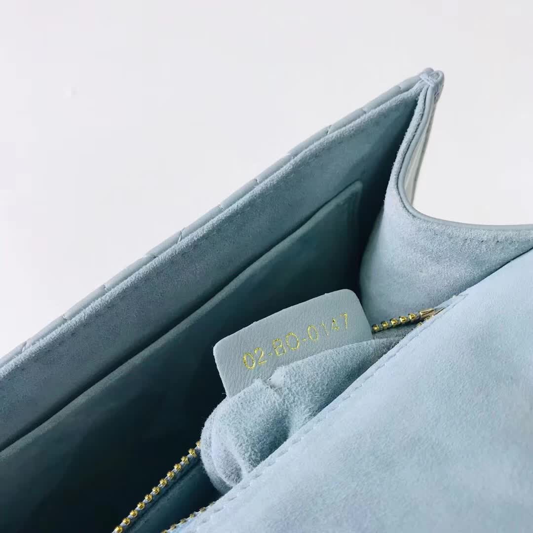 【原版皮】迪奥/Dior 链条包,选用小羊皮绗缝藤格纹,饰以精致又摩登复古品牌标识锁扣,很有年代感,搭配链条肩带,真是perfect