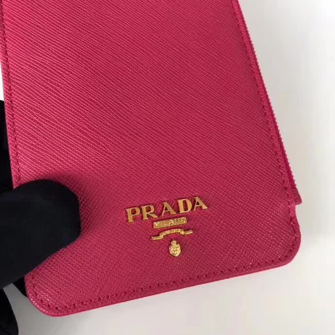 【原版皮】普拉达/Prada 卡包,男女通用款,选用十字纹牛皮裁制而成,点缀金色散字唛徽标,超大容量