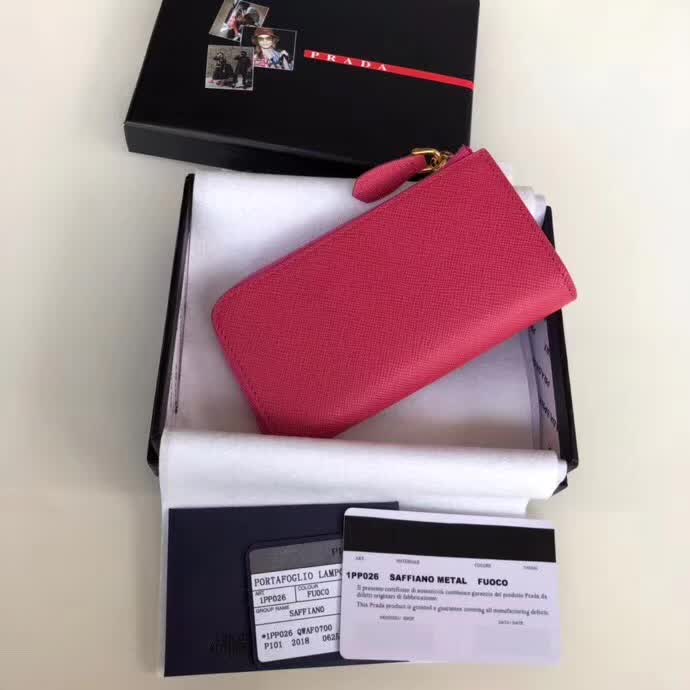 【原版皮】普拉达/Prada 钥匙包，车钥匙包，选用十字纹小牛皮裁制而成，点缀同色系三角唛徽标，简单实用，男女通用款，款号：1PP026