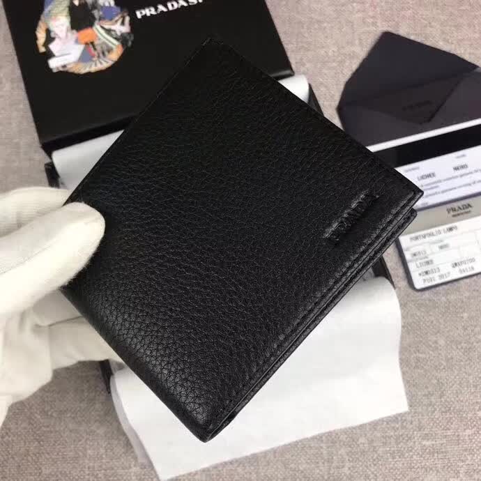 【原版皮】普拉达/Prada 短款钱夹,选用摔纹小牛皮裁制而成,边角热压印字母标识,经典之作,简单时尚,款号:2M0513