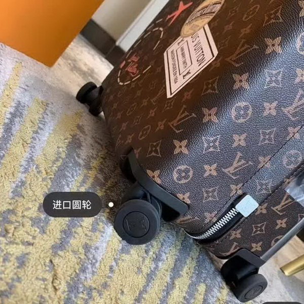 路易威登/LV Horizon 50拉杆箱,以个性创意革传奇经典,为标志性Monogram帆布点缀旅行贴饰,皮革边角保护和超大外置拉杆丰富智慧细节,打造优雅且实用的旅行伴侣