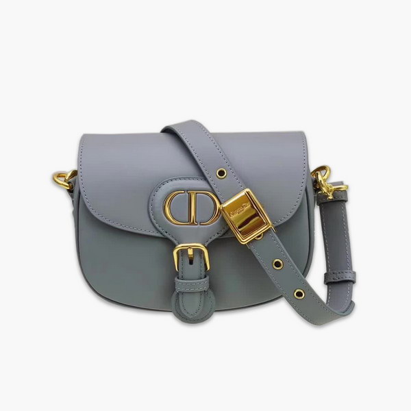 【原版皮】迪奥/Dior bobby 手袋,复古CD logo,硬挺的包身,五金做旧增加了复古感,不易磨损,采用光面牛皮革精心制作,饰以复古金色五金配件提升格调,柔软而富有质感,点缀有军装风格搭扣,款号:M9317