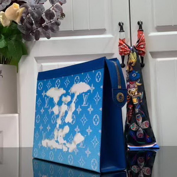 【原版皮】路易威登/LV pochette voyage手袋,以云朵主题焕新手袋设计,再令缥缈如云的品牌标识浮现于Monogram帆布背景,口袋和卡位实现有序收纳,款号:M45480