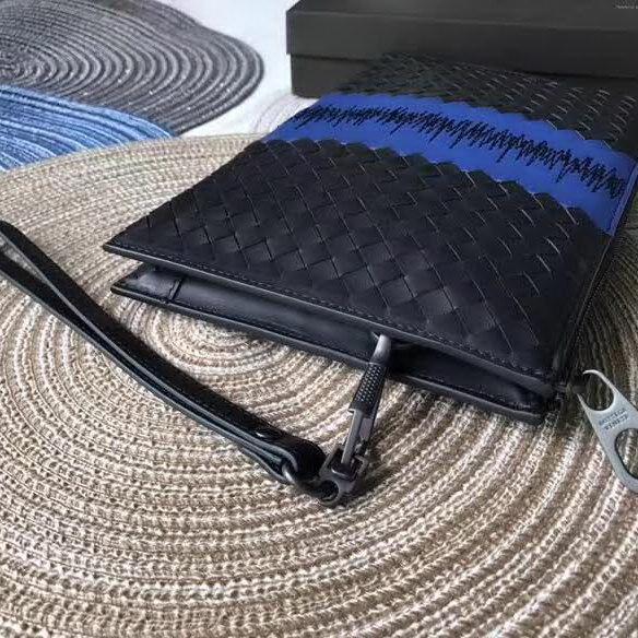 【原版皮】宝缇嘉/Bottega Veneta 手包,经典爆款,选用打蜡牛皮裁制而成,点缀刺绣格纹图案,款号:30629