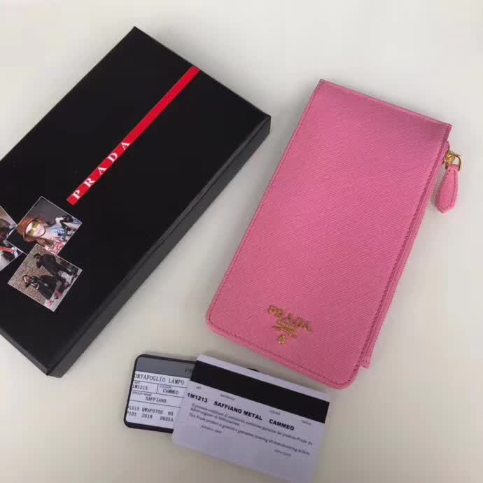 【原版皮】普拉达/Prada 卡包,男女通用款,选用十字纹牛皮裁制而成,点缀金色散字唛徽标,超大容量