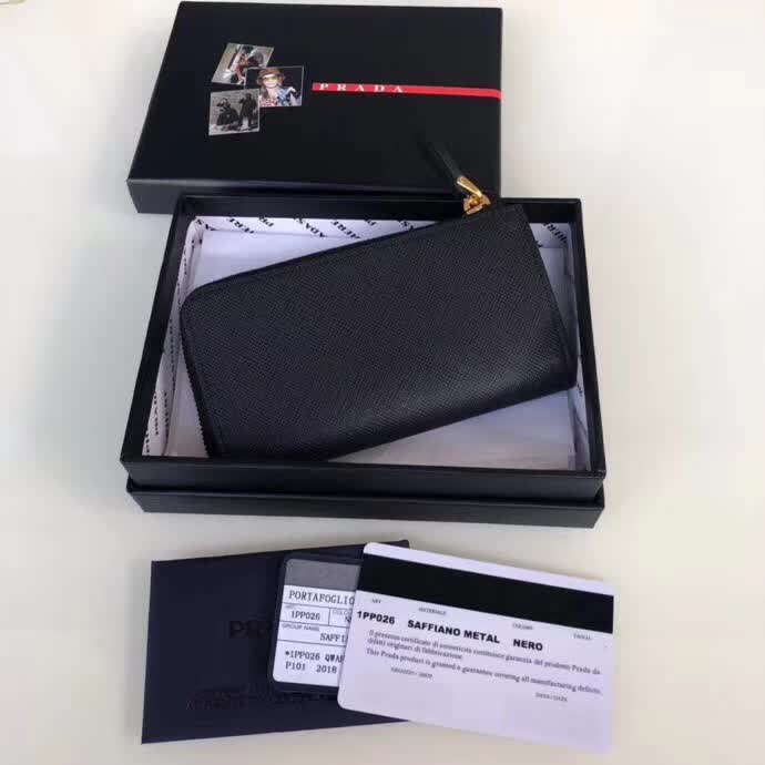 【原版皮】普拉达/Prada 钥匙包，车钥匙包，选用十字纹小牛皮裁制而成，点缀金色散字唛，简单实用，男女通用款，款号：1PP026