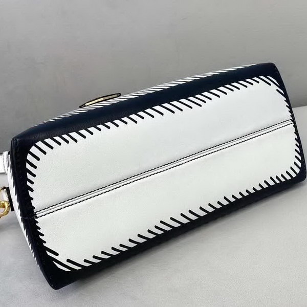 【原版皮】芬迪/Fendi 加州天空系列手提波士顿包,以撞色黑色图形轮廓,营造二维效果,白色皮革进口原料制作,单拉链轻松开,内部宽敞,配有提手和可调节肩带,斜挎手提皆,挂饰,字母肩带需另行购买,款号: 2580