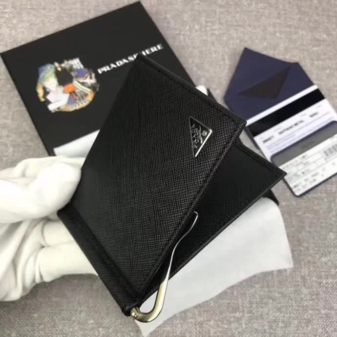 【原版皮】普拉达/Prada 金属钱夹,选用十字纹小牛皮裁制而成,边角饰三角珐琅涂层徽标,款号:2MN077