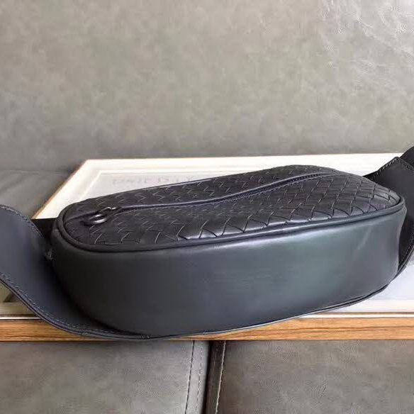 【原版皮】葆蝶家/Bottega Veneta 胸包,经典爆款,选用高光胎牛皮裁制而成,搭配哑锖色五金,所有材料都精挑细选