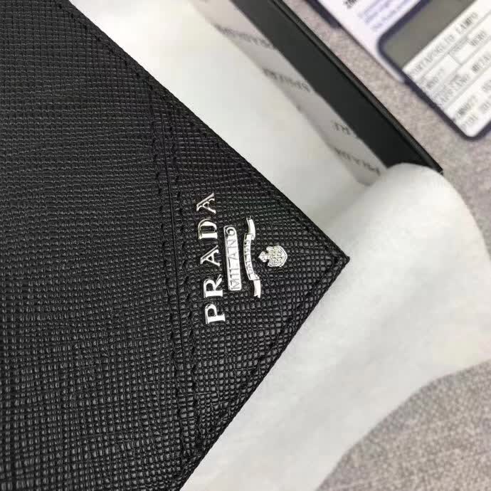 【原版皮】普拉达/Prada 金属钱夹,选用十字纹小牛皮裁制而成,边角饰三角散字徽标,款号:2MN077