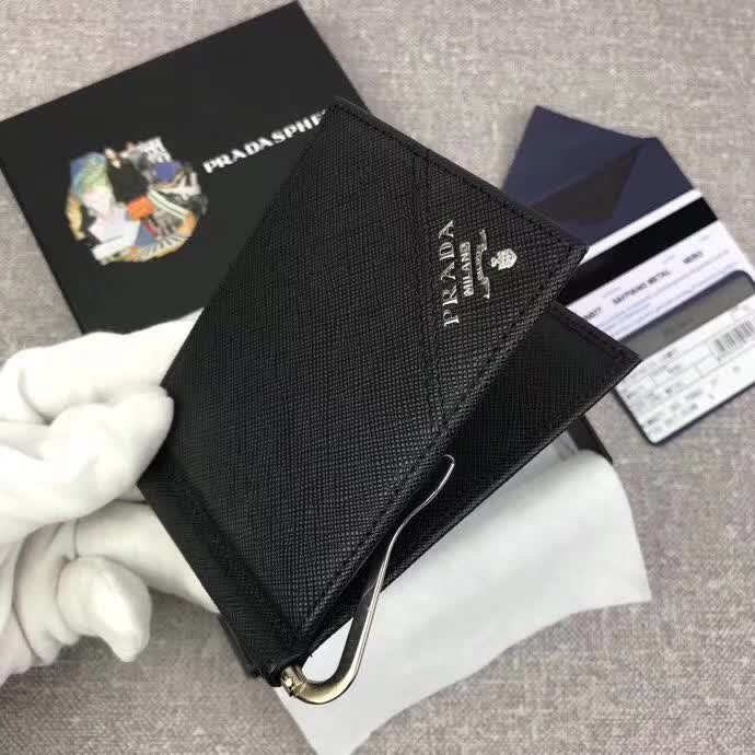 【原版皮】普拉达/Prada 金属钱夹,选用十字纹小牛皮裁制而成,边角饰三角散字徽标,款号:2MN077