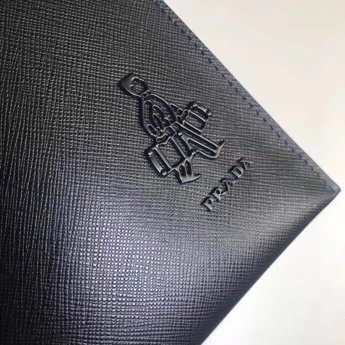 【原版皮】普拉达/Prada 男士手包,选用十字纹小牛皮裁制而成,边角点缀同色小公仔徽标,尽显高档时尚,低调而又奢华,款号:2NG005