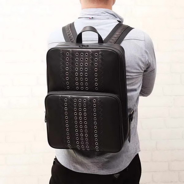 【原版皮】宝缇嘉/BV 男士双肩包,融合VN Eyelets工艺新颖呈现,光滑打蜡小牛皮基底上,大号金属孔眼条纹和intrecciato编织图案交织呈现,相映成趣,款号:80186608A