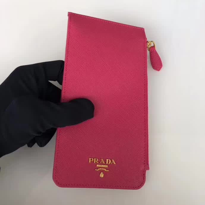 【原版皮】普拉达/Prada 卡包,男女通用款,选用十字纹牛皮裁制而成,点缀金色散字唛徽标,超大容量
