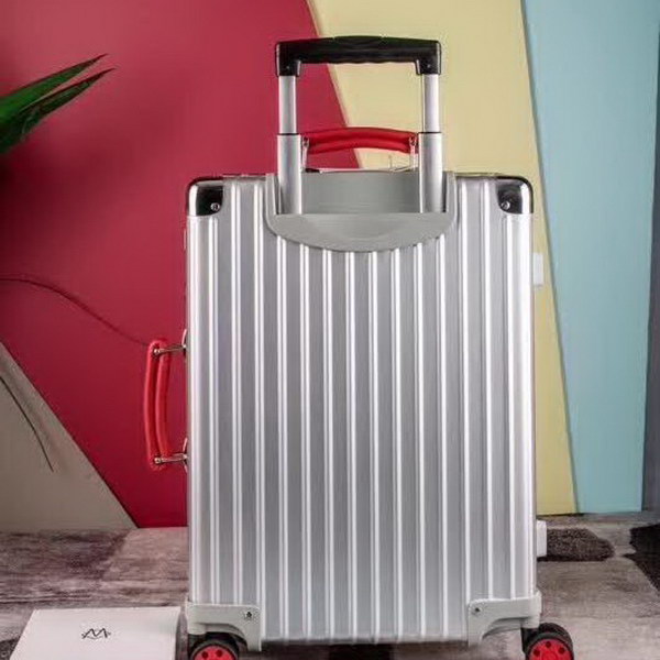 日默瓦/Rimowa 旅行箱,全铝镁合金,经典款的新版本,彩色皮质把手,购买就送透明套,4个轮子,2个手把,绑带,想怎么换就怎么换,永远是街头机场最靓的你