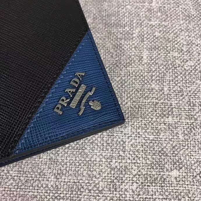 【原版皮】普拉达/Prada 短款钱夹,选用十字纹小牛皮裁制而成,边角点缀三角散字唛标识,精湛走线均匀整齐,做工精湛,款号:2M0513