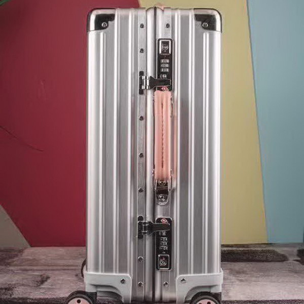 日默瓦/Rimowa 旅行箱,全铝镁合金,经典款的新版本,彩色皮质把手,购买就送透明套,4个轮子,2个手把,绑带,想怎么换就怎么换,永远是街头机场最靓的你