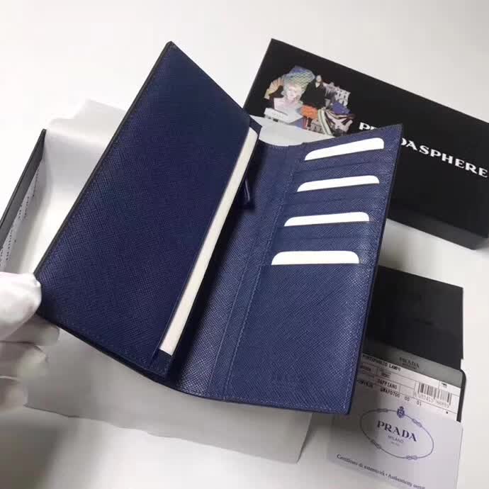 【原版皮】普拉达/Prada 西装钱夹，选用十字纹小牛皮裁制而成，边角点缀三角散字徽标，经典之作，简单时尚，款号：2MV836