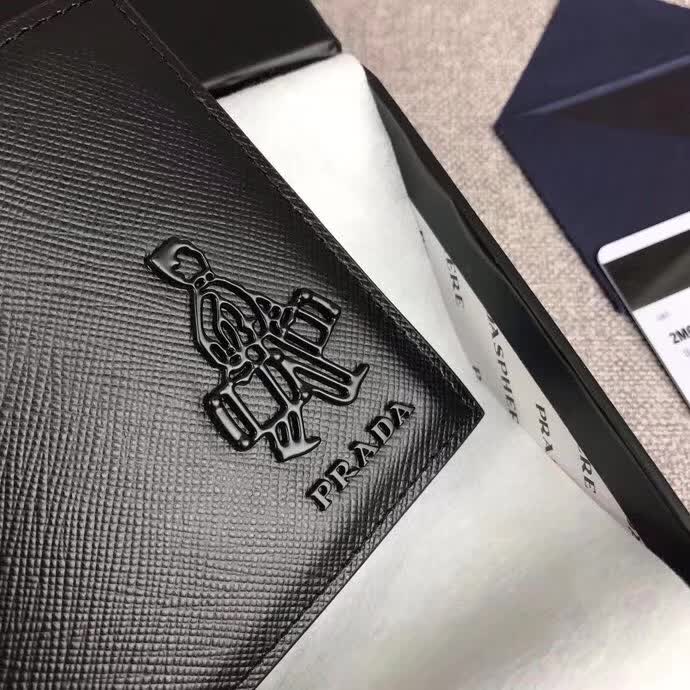 【原版皮】普拉达/Prada 短款钱夹，选用十字纹小牛皮裁制而成，饰以同色系小公仔，经典之作，简单时尚，款号：2M0513