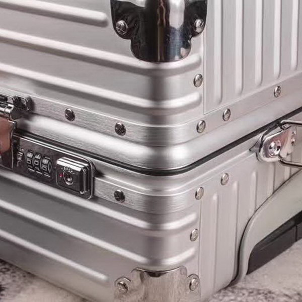 日默瓦/Rimowa 旅行箱,全铝镁合金,经典款的新版本,彩色皮质把手,购买就送透明套,4个轮子,2个手把,绑带,想怎么换就怎么换,永远是街头机场最靓的你