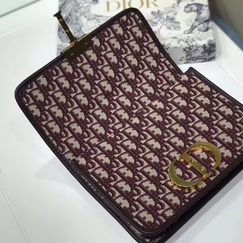 【原版皮】迪奥/Dior 30 MONTAIGNE手袋,选用Oblique提花帆布搭配同色系牛皮皮革裁制而成,饰以标志性“CD”字母锁扣,背面点缀30 Montaigne立体压印装饰,款号:M9203