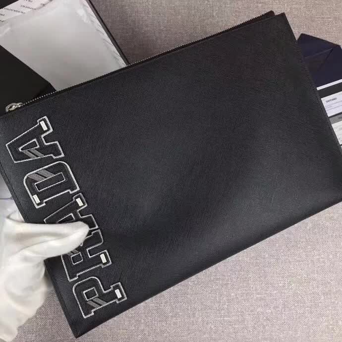 【原版皮】普拉达/Prada 男士手包,限量版,选用十字纹小牛皮裁制而成,绗缝特别的皮革徽标设计凸显个性,时尚炫酷,就是要你好看,款号:2NG001