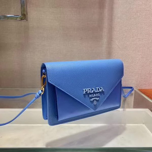 【原版皮】普拉达/Prada 肩背包,诠释精致的极简主义设计格调,一枚金属徽标点缀其上,昭示品牌身份,可拆卸可调式皮革肩带,又可当手包,内配可拆卸镜子,款号: 1BP020