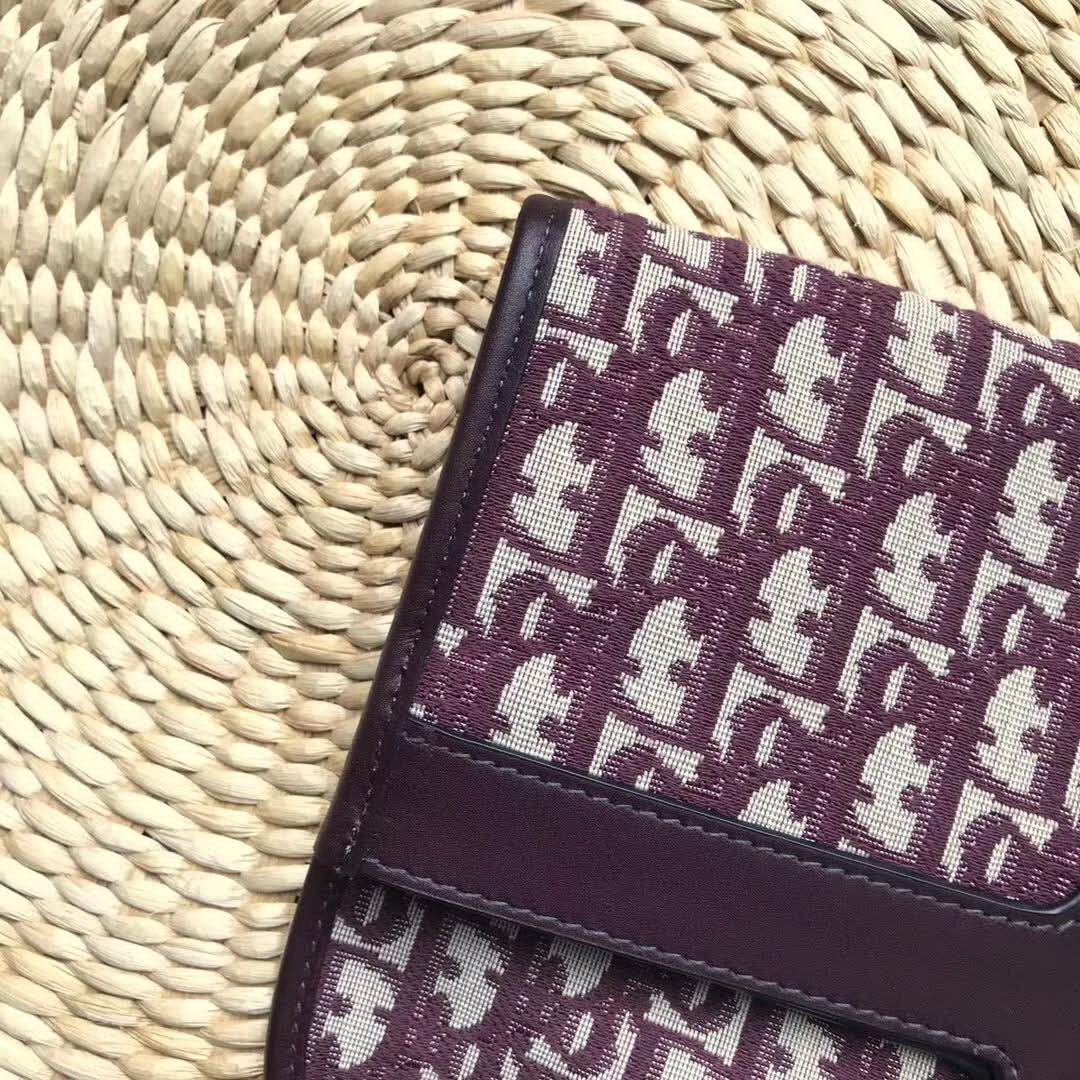 【原版皮】迪奥/Dior 翻折提花手包,选用Oblique提花帆布搭配同色系牛皮皮革裁制而成,缀以CD徽标锁扣,复古味满满哒,上班逛街都可以用,款号:M6758