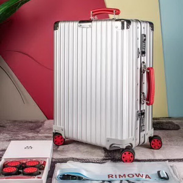 日默瓦/Rimowa 旅行箱,全铝镁合金,经典款的新版本,彩色皮质把手,购买就送透明套,4个轮子,2个手把,绑带,想怎么换就怎么换,永远是街头机场最靓的你