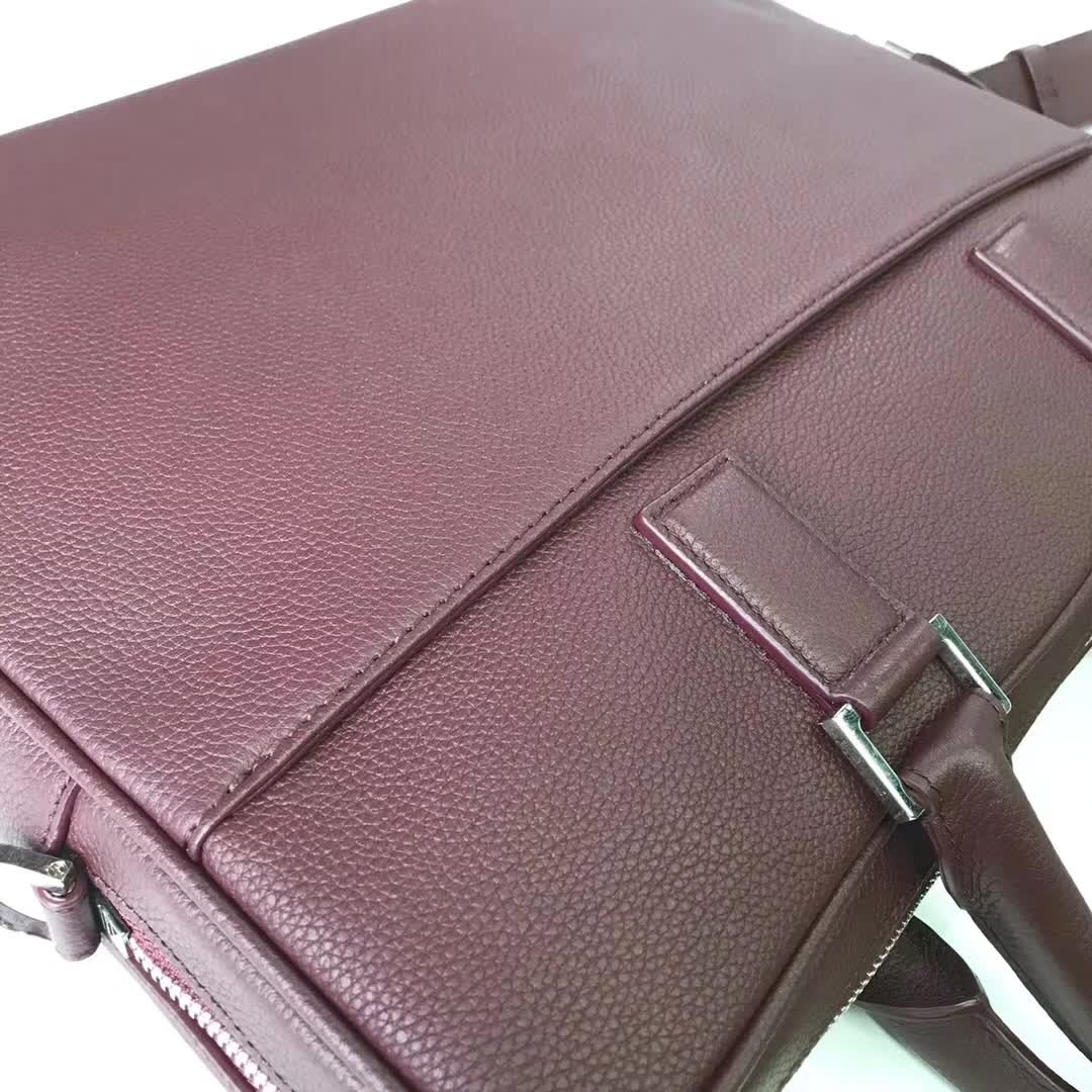 【原版皮】迪奥/Dior 男士公文包,选用粒面纹小牛皮裁制而成,采用传统工艺,是现代男士携带各类日常数据与文件的尚佳选择