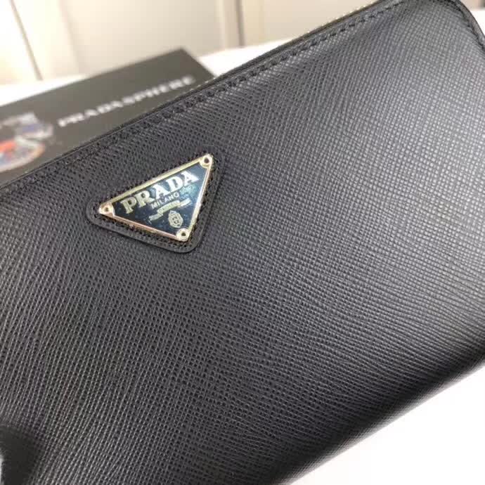 【原版皮】普拉达/Prada 拉链钱夹,选用十字纹小牛皮裁制而成,正面点缀三角唛徽标,经典之作,简单时尚,款号:1ML506