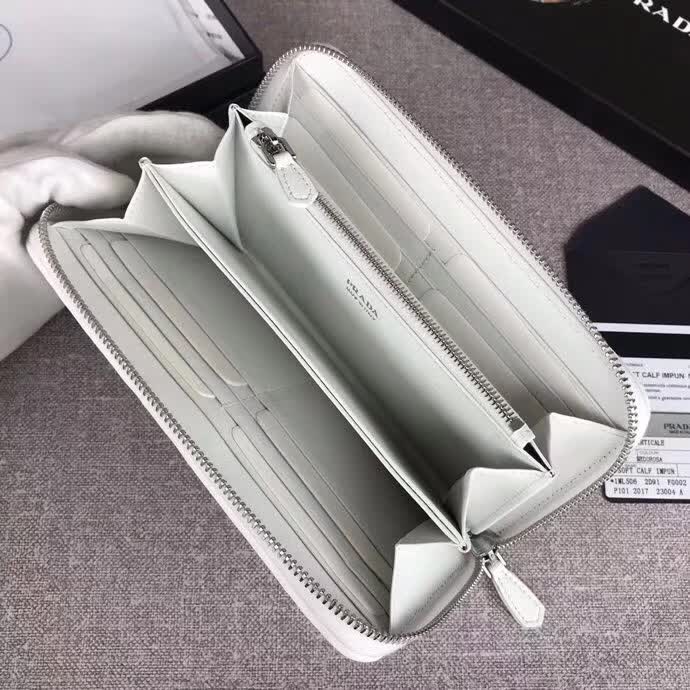 【原版皮】普拉达/Prada 拉链钱夹,选用纳帕牛皮裁制而成,点缀散字唛徽标,精湛走线均匀整齐,款号:1ML506