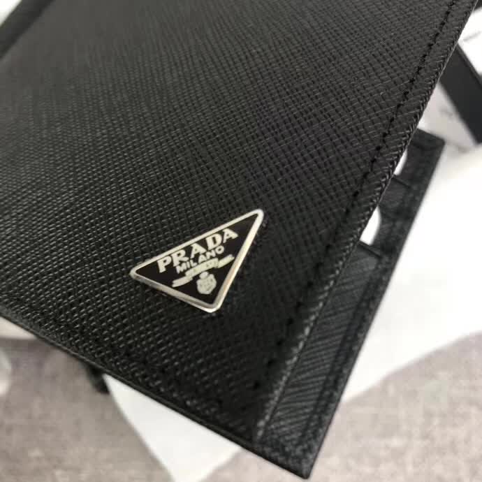 【原版皮】普拉达/Prada 金属钱夹,选用十字纹小牛皮裁制而成,边角饰三角珐琅涂层徽标,款号:2MN077