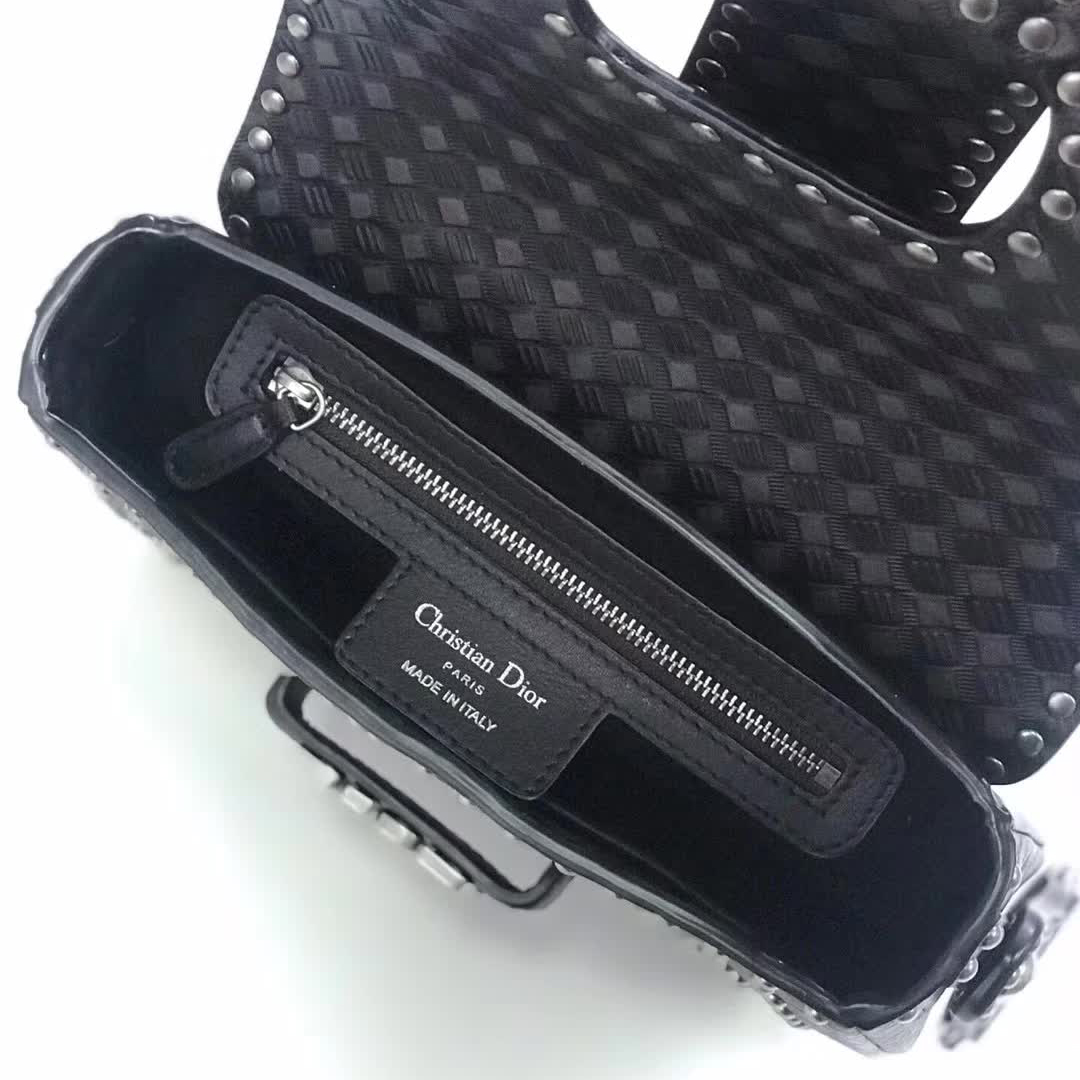 【原版皮】迪奥/Dior 肩背包,选用编织纹小牛皮裁制而成,缀以铆钉设计,搭配宽肩带更有特色,真的特别好看,款号:M6501