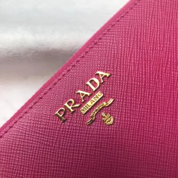 【原版皮】普拉达/Prada 拉链钱夹,选用十字纹小牛皮裁制而成,正面点缀金色散字徽标,尽显高档时尚,低调而又奢华,款号:1ML506