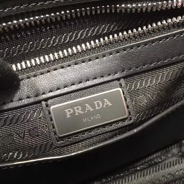 【原版皮】普拉达/Prada 男士斜跨包,采用小牛皮材质,又可当手包,一包当两包用,正面口袋,格层多多,时尚又大气,男士们值得入手,款号:2VH091