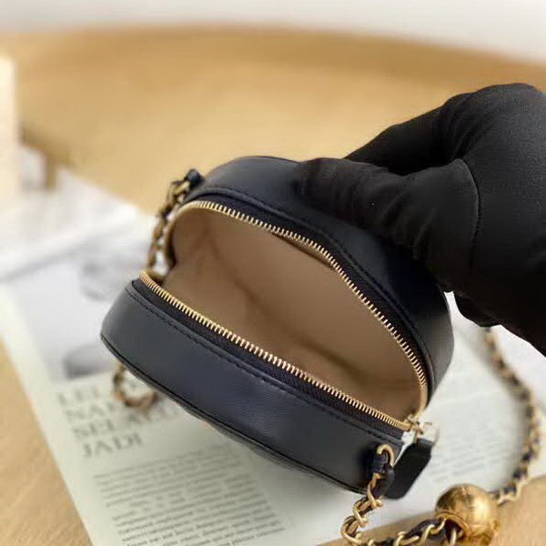 【原版皮】香奈儿/Chanel 金球系列小圆饼包,采用小羊皮精心裁制而成,柔软细腻搭配这季最火爆的链条,神奇的小金球能控制肩带长短,平时出门带的口红车钥匙纸巾都能放,款号:AS0366